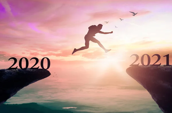 Succesvol Nieuwjaar 2021 Concept Silhouet Man Sprong Tussen 2020 2021 — Stockfoto