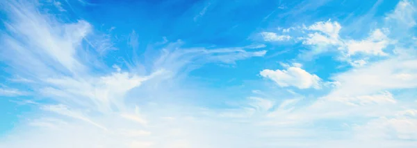 国际蓝天清洁空气日概念 全景蓝天白云背景 — 图库照片