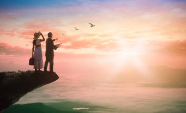 Siluet Asyalı işadamı ve iş kadını dağ günbatımı arka planında