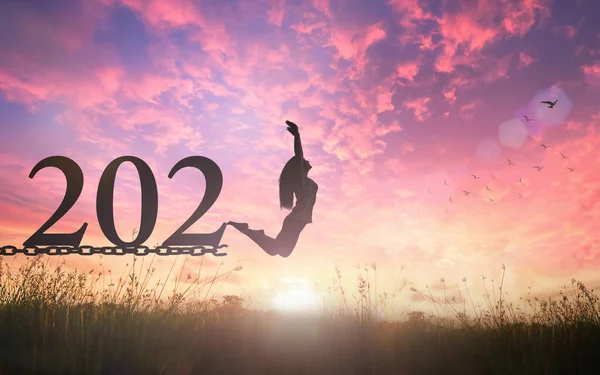 Succesvol Nieuwjaar 2021 Concept Silhouet Van Een Vrouw Springen Gebroken — Stockfoto