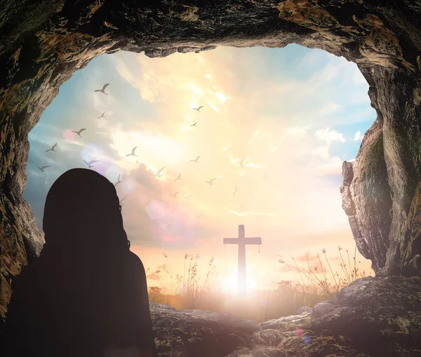 Concepto Resurrección Jesucristo Resucitado Tumba Con Cruz Fondo Del Amanecer — Foto de Stock