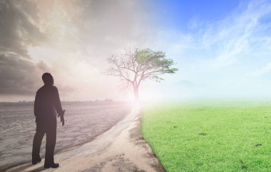 İyi yaşam konsepti için en iyi karar: İklim arasında duran iş adamı iyi bir atmosfer geçmişiyle kötüleşti