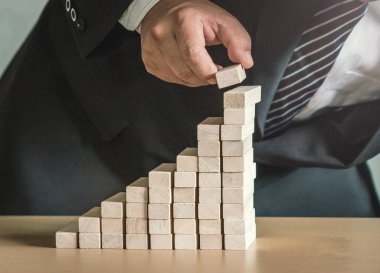 Mevduat kavramı: İşadamı tahta blok ekliyor