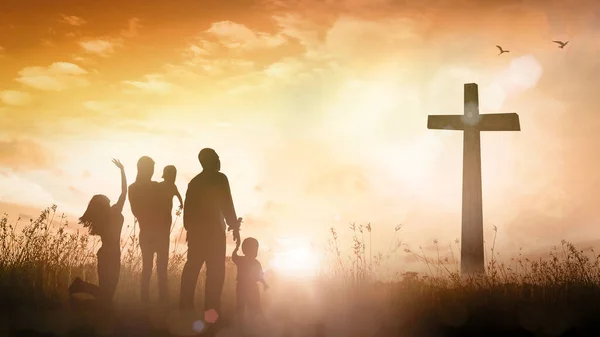 賛美と礼拝の概念 秋の日の出の背景に十字架を探してSilhouetteクリスチャンの家族 — ストック写真