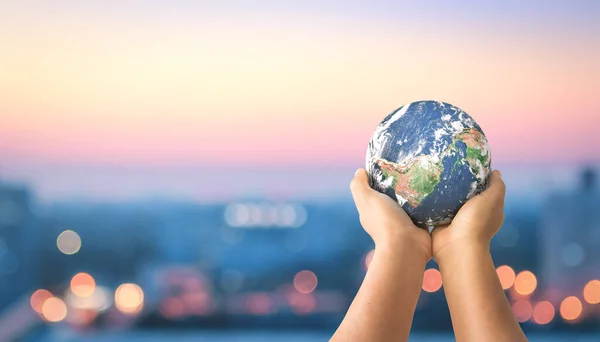 Doação Para Conceito Covid Mãos Humanas Segurando Terra Global Sobre — Fotografia de Stock