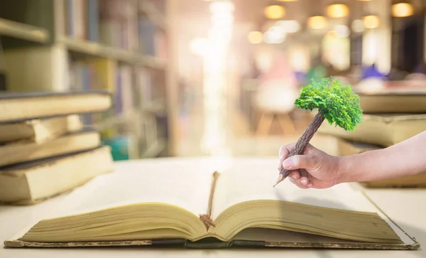 Conceito Dia Professor Mão Estudante Segurando Lápis Árvore Escrevendo Livro — Fotografia de Stock