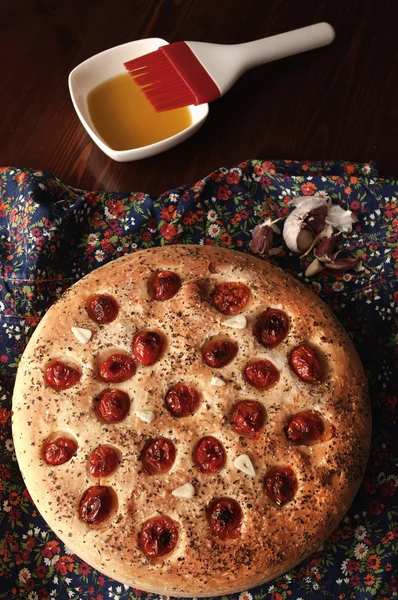 Focaccia com tomate cereja, alho e orégano — Fotografia de Stock