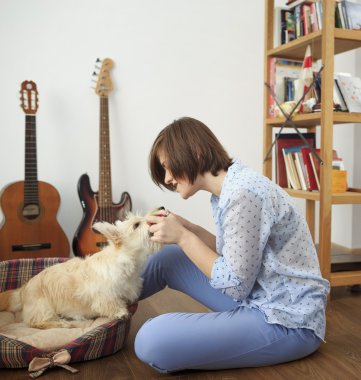 Genç kadın bir köpek vasıl ev ile. 