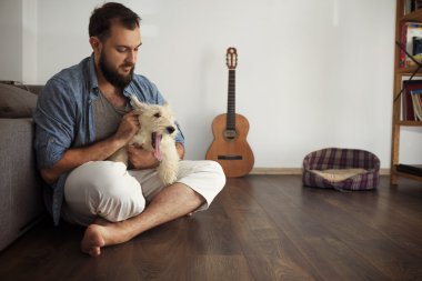 Adam hipster ile beyaz köpek.