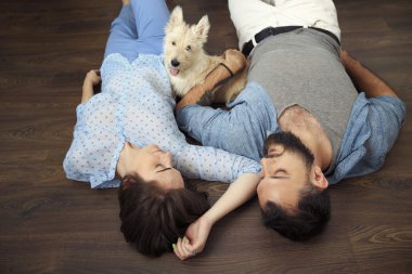 Evde bir köpek ile genç Çift.