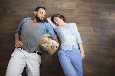 Evde bir köpek ile genç Çift.