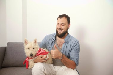 Adam hipster ile beyaz köpek