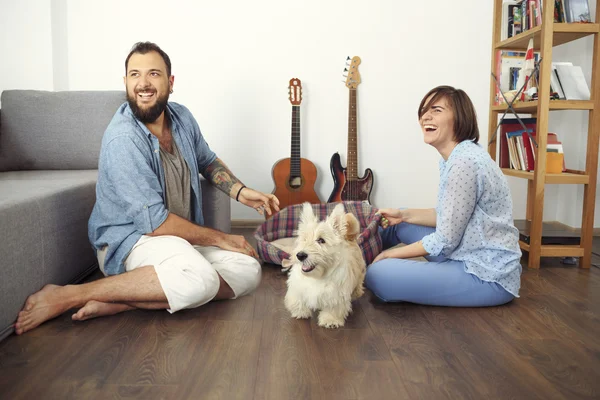 Evde bir köpek ile genç Çift.