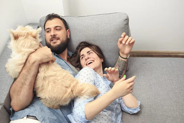 Evde bir köpek ile genç Çift.