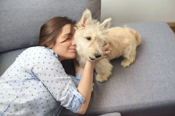 Genç kadın bir köpek vasıl ev ile. 