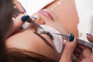 Lashe kuaförde işlem yapıyor. 