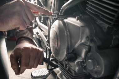 Garajda çalışırken bir adamın ellerini tamir aletiyle kapat.. 