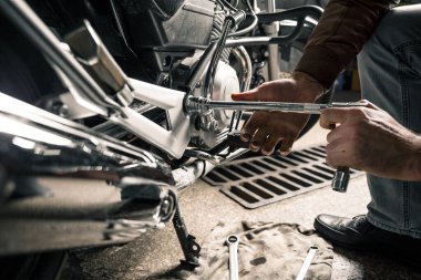 Garajda çalışırken bir adamın ellerini tamir aletiyle kapat.. 