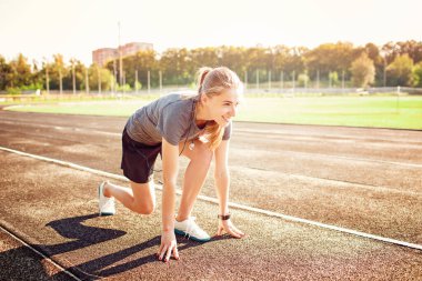 Stadyumda koşan kız.