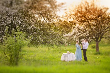 Aile bahar bahçe içinde