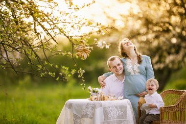 Aile bahar bahçe içinde