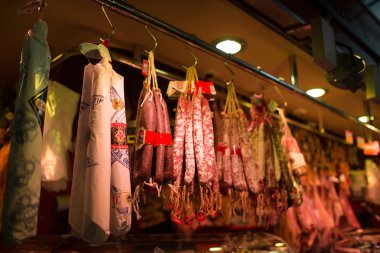 Paket sosis bir pazarında