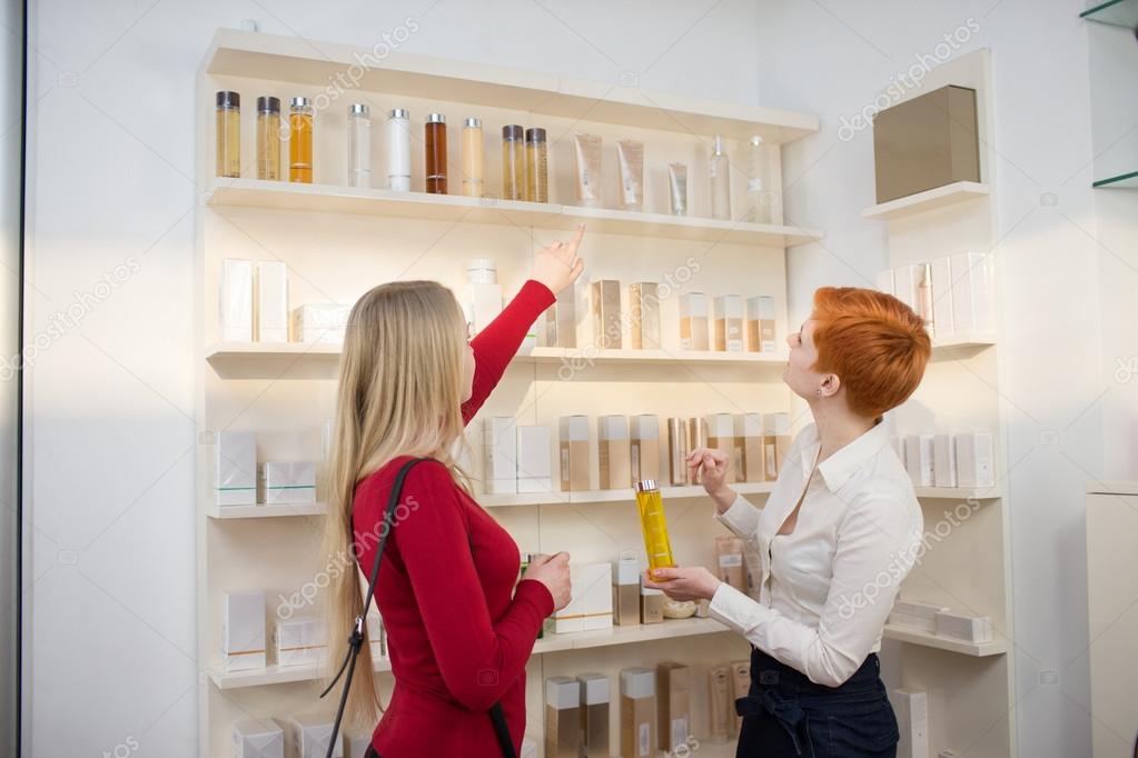 Vendedora de cosmeticos fotos de stock, imágenes de Vendedora de cosmeticos sin royalties | Depositphotos Vendedora de cosmeticos fotos de stock, imágenes de Vendedora de cosmeticos sin royalties | Depositphotos
