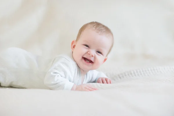 Bambino ridente sul letto — Foto Stock