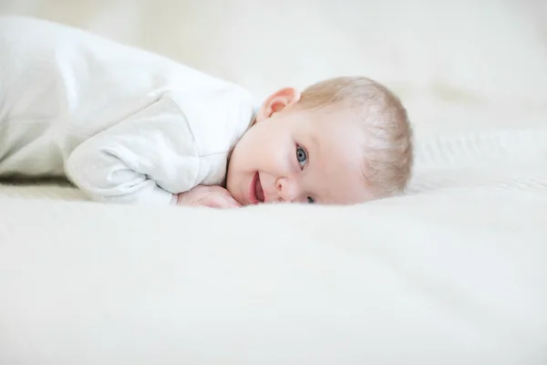 Rindo bebê na cama — Fotografia de Stock