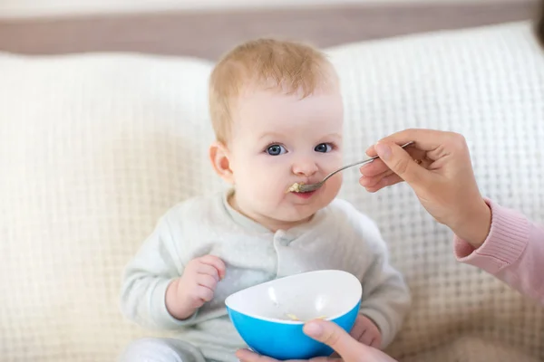 8 meses bebê comendo da tigela — Fotografia de Stock