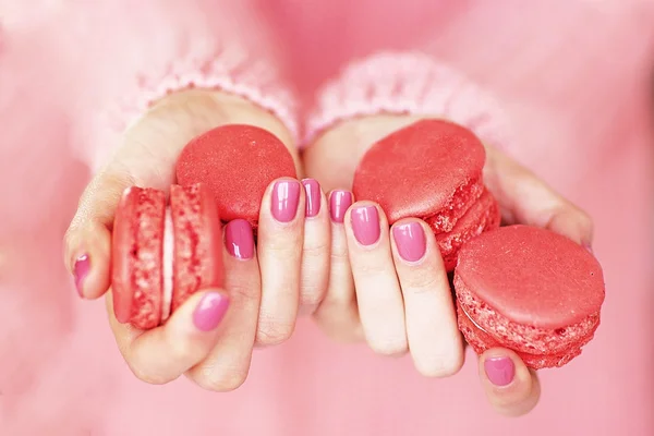 Women's hands with a beautiful pink manicure — Stock Photo, Image