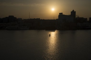 Günbatımı üzerinde Asansör