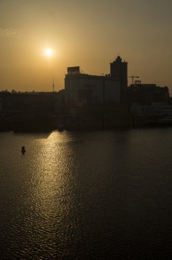 Günbatımı üzerinde Asansör