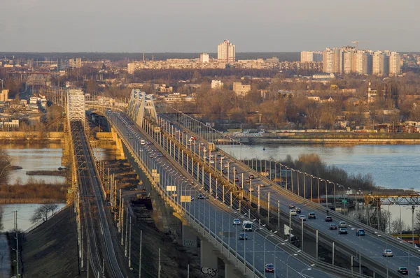 Traffico serale nel ponte della città — Foto Stock