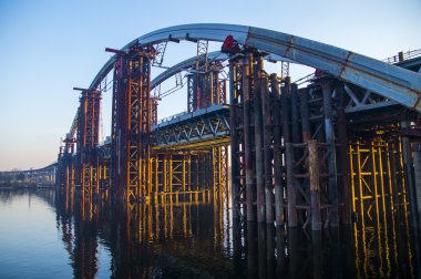 yapım aşamasında şehirde köprü