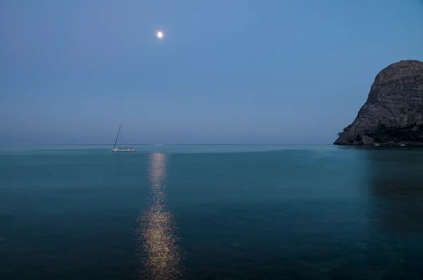 Yansıma üzerinde deniz moon — Stok fotoğraf