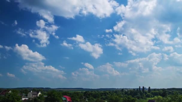 Wolken vliegen Over het dorp — Stockvideo