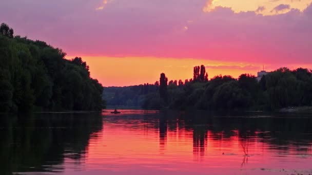 Puprle zachód słońca nad rzeką — Wideo stockowe