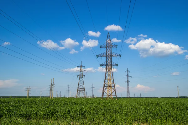Torres de transmisión de energía eléctrica — Foto de Stock
