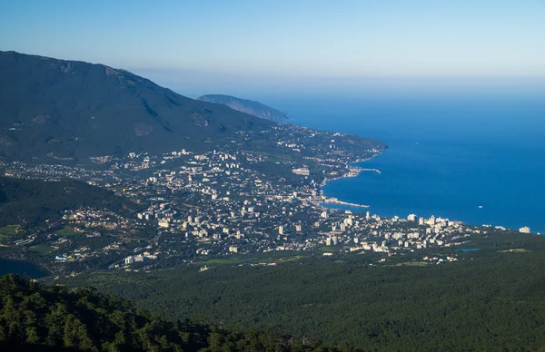Vista di Yalta e montagne di Crimea — Foto Stock