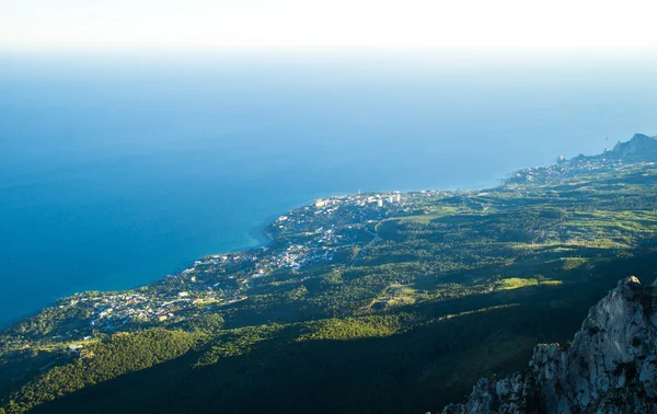 Vista di Yalta e montagne di Crimea — Foto Stock