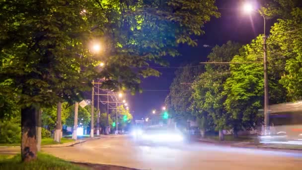 Tráfico nocturno en Ciudad Pequeña timelapse — Vídeos de Stock