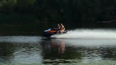 bir su üzerinde sürme