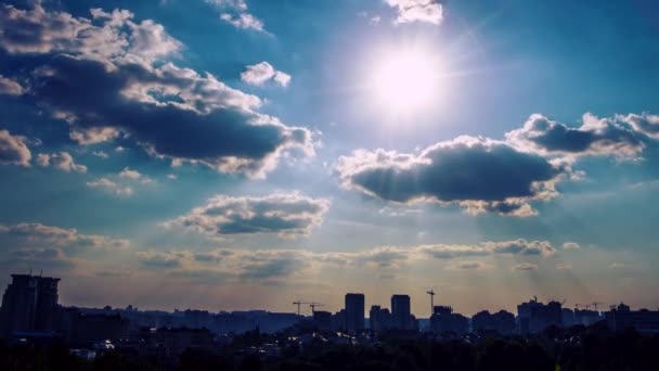 Хмари та часовий пояс міста — стокове відео