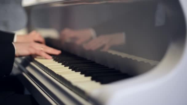 Τα χέρια παίζοντας το λευκό πιάνο — Αρχείο Βίντεο