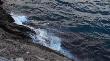 Okyanus dalgaları kaya gürültüyle çarpmak