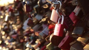 Birçok kilit Hohenzollern köprüsünde asılı - Colognes kilit köprüsünü sever