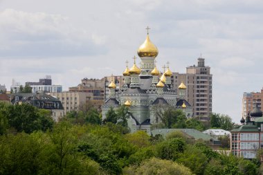 Pokrovsky Nunnery geleneksel Ukrayna mimarisi, bir kilise veya katedral kompleksinin parçası olan birden fazla altın haçlı kubbesi ve kulesi olan bina Kyiv, Ukrayna 'ya karşı 30 Nisan 2025