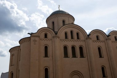 Güneşli bir sabahta Pyrohoshcha Kilisesi. Kyiv 'deki eski toprak renkli Bizans tarzı kiliseye yakın çekim. Kyiv, Ukrayna - 30 Nisan 2025