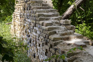 Yıkılmış antik tuğla duvar manzarası